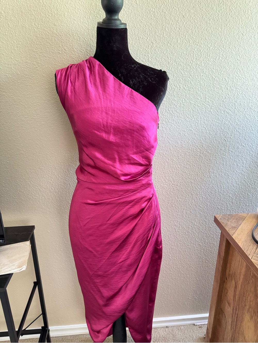 Elliatt One-Shoulder Magenta Satin Cocktail Dress